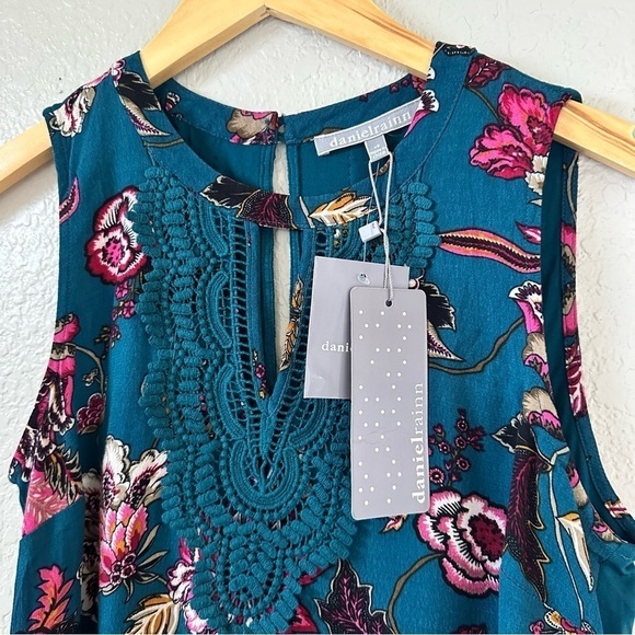 Quin Sleeveless Keyhole Crochet Blouse - Picture 10 of 11